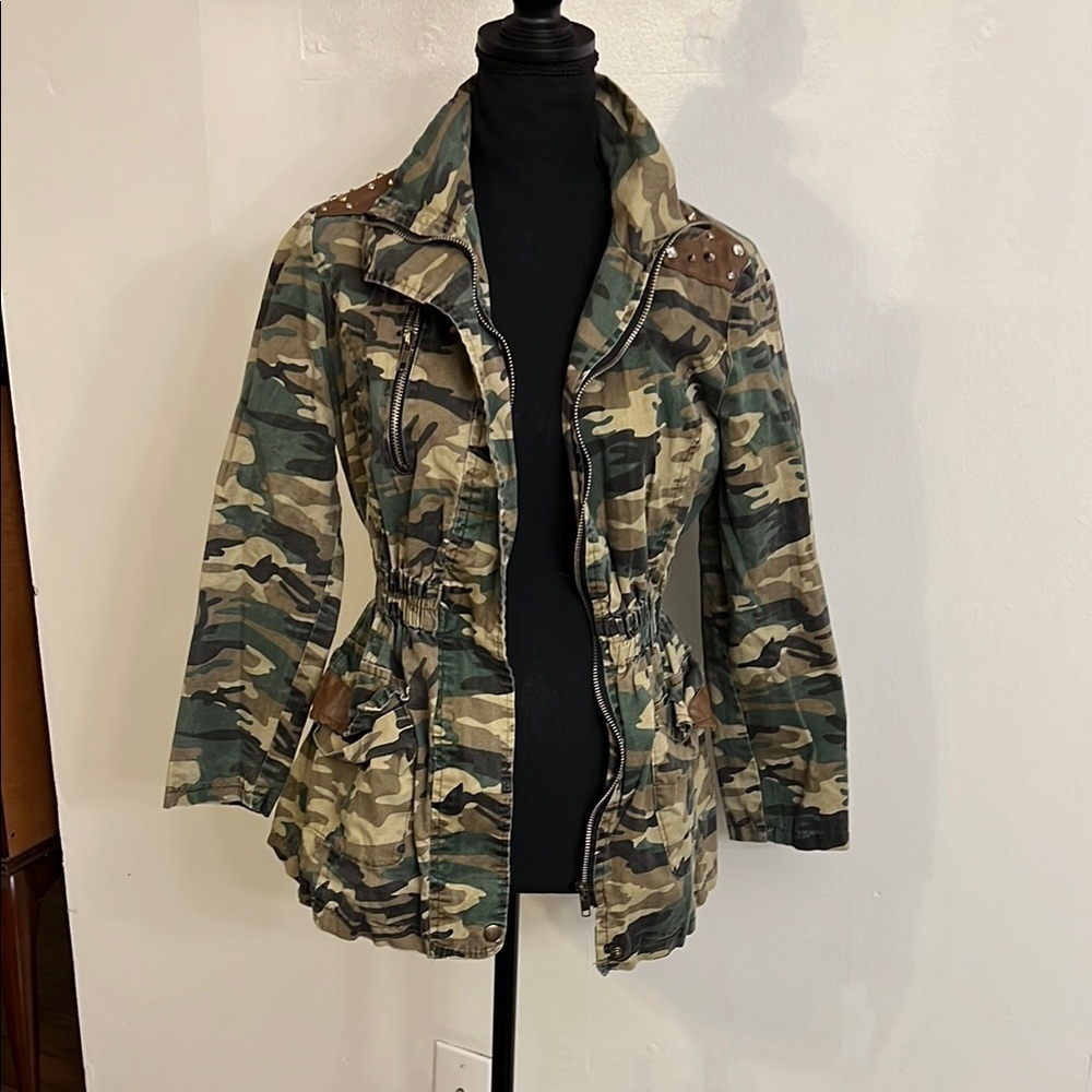 Camouflage Green and Brown Utility Jacket with Collared Neckline and hood - Picture 1 of 11